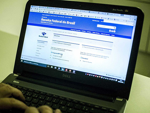 Receita Federal paga o quinto lote de restituições do Imposto de Renda Banco de Imagens