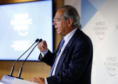 Em Davos Guedes compromete se a alnst 001 230120192819 Alan Santos PR