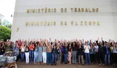 Servidores dao abraco simbolico no Ascom Min.Trabalho Edu Andrade