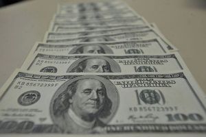Dólar volta a subir e fecha novembro com valorização de 577 Marcello Casal Jr Agência Brasil