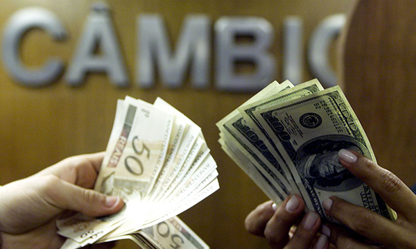 Foto: Banco de Imagens Dólar fecha abaixo de R$ 5,70 com alívio no exterior