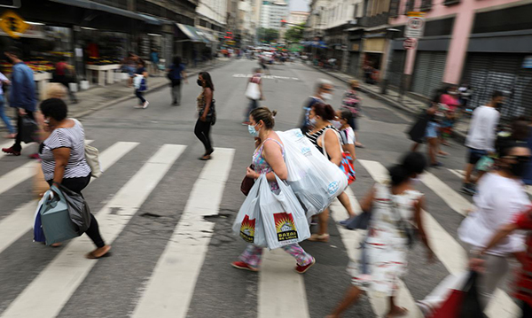 Foto: Banco de Imagens Juros para famílias crescem para 41% ao ano em março, diz BC