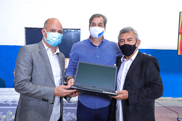 Meriti entrega notebooks aos gestores escolares
