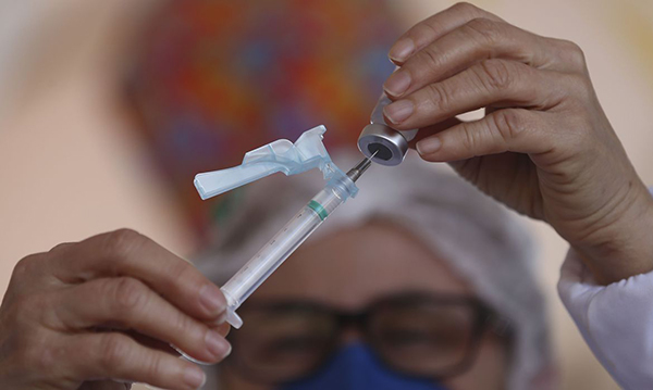 Com 60% da população vacinada, mortes e casos de covid-19 caem 40%