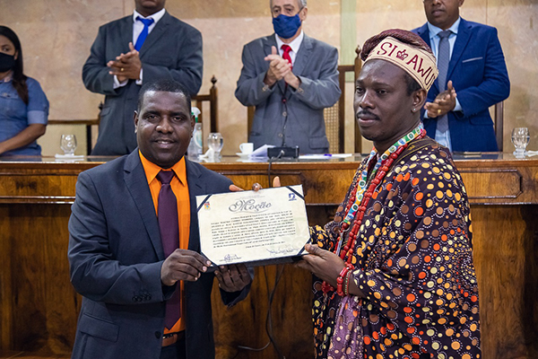 Foto: Banco de Imagens Sacerdote Nigeriano recebe homenagem do vereador Catiti