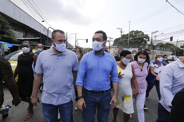 Cláudio Castro e secretários entram no Jacarezinho para ouvir demandas da população