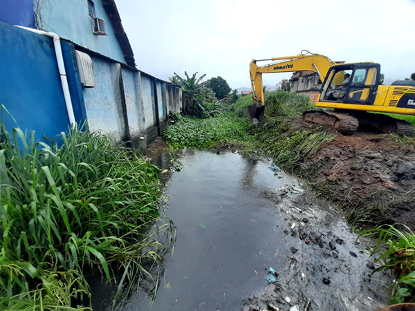 Rios e canais de Duque de Caxias são limpos pelo Estado e Prefeitura