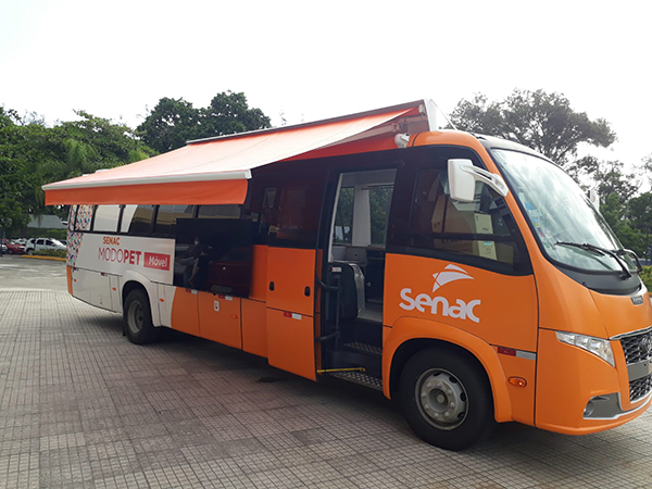 Governo do Estado resgata animais abandonados e leva ração para Petrópolis