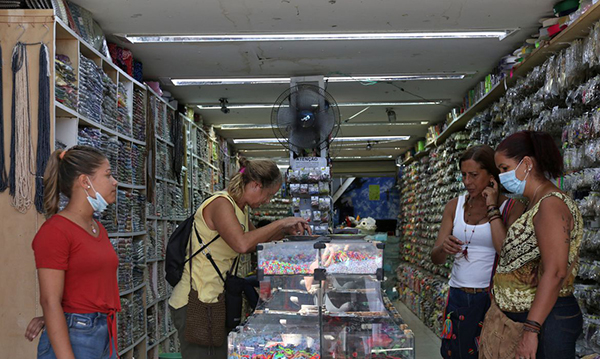 Foto: Banco de Imagens Máscaras deveriam ser mantidas em ambientes fechados, diz especialista