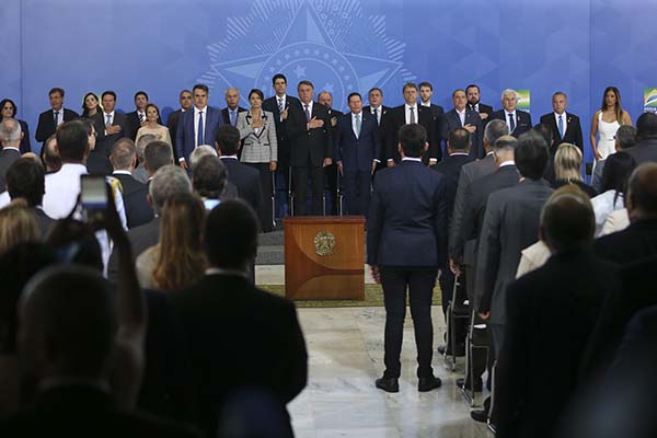 Novos ministros tomam posse no Palácio do Planalto