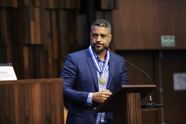 Presidente da Câmara de Duque de Caxias recebe a Medalha Tiradentes