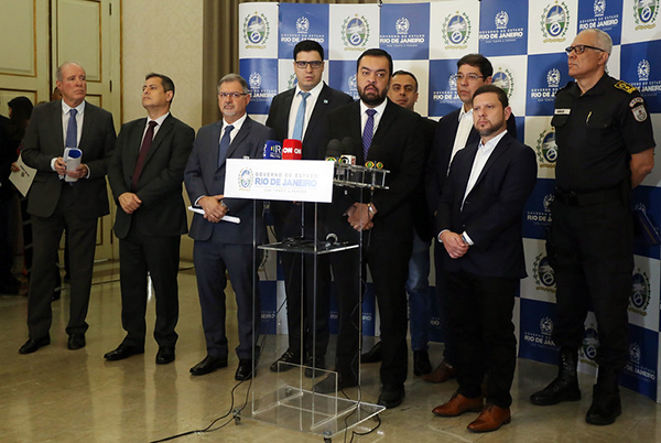 Cláudio Castro reduz ICMS de combustíveis e dá prazo para preço baixar nos postos