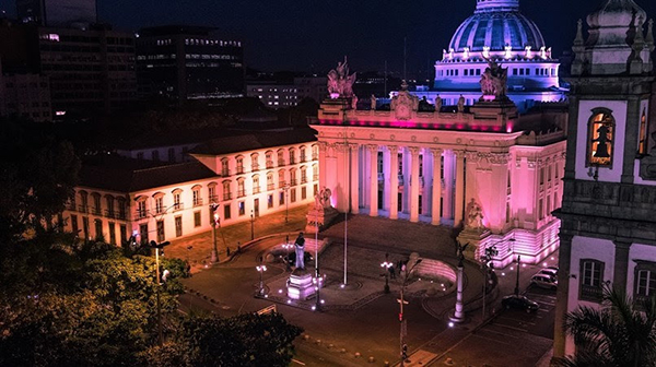 Palácio Tiradentes recebe iluminação especial em alusão ao Outubro Rosa