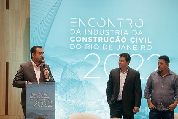 Governador é homenageado por sindicatos da construção civil do Rio