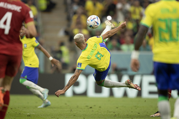 Richarlison decide e Brasil inicia Copa com vitória sobre a Sérvia