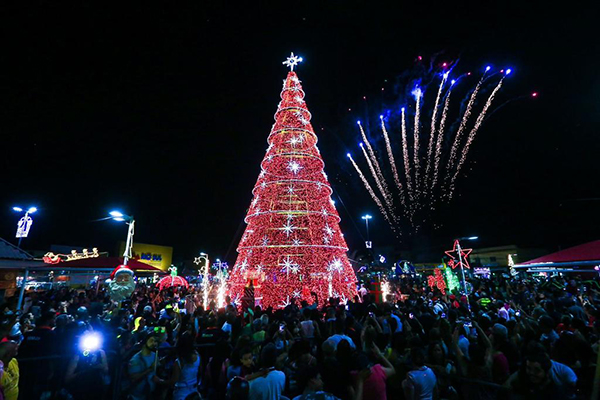 Belford Roxo abre Natal Luz com grande festa e árvore de 22 metros
