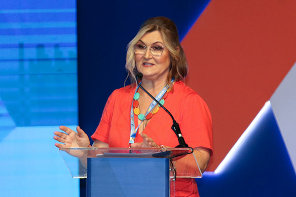 Rita Serrano fala em humanizar ambiente de trabalho da Caixa