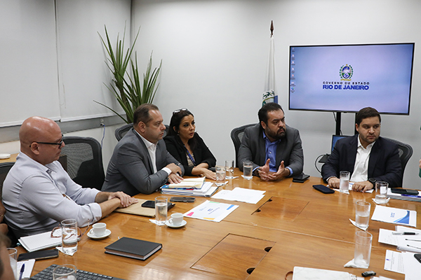 Cláudio Castro autoriza convocação de 2 mil professores para a rede estadual