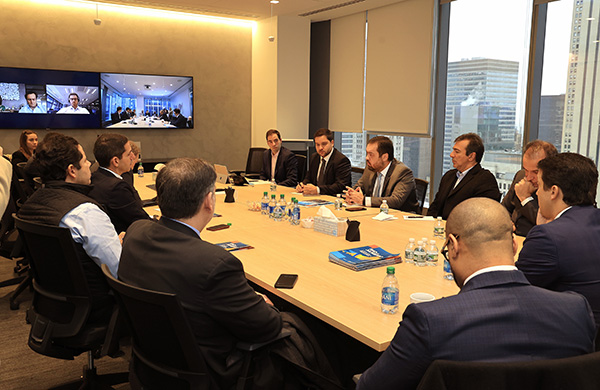 Cláudio Castro destaca investimentos do Estado na economia sustentável em reunião com a XP