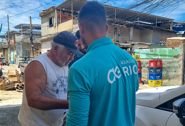 Foto: Banco de Imagens Águas do Rio realiza atendimento de porta em porta em Duque de Caxias