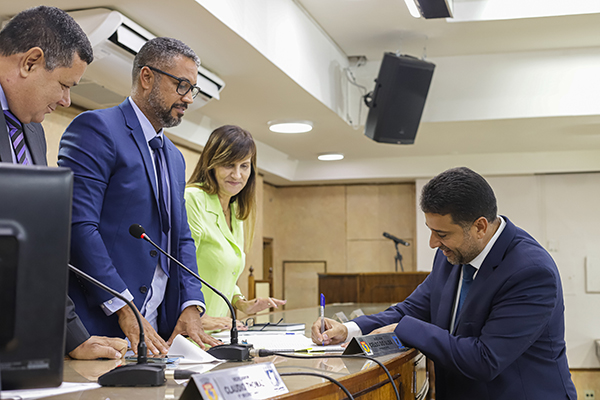 Dois vereadores assumem às funções legislativas na Câmara de Duque de Caxias