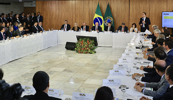 Thiago Pampolha participa de encontro sobre segurança nas escolas em Brasília