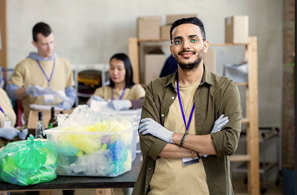 Foto: Banco de Imagens Ateliê Criativo capacita jovens em oficina de design e economia criativa com reciclagem de plástico