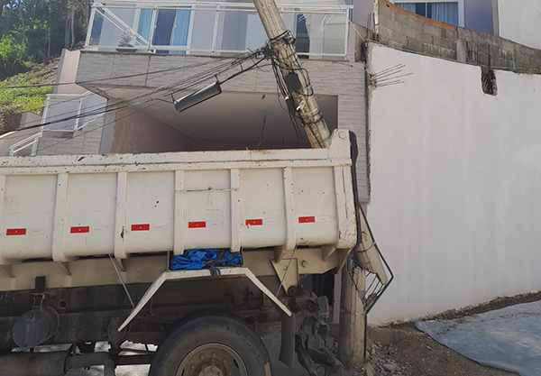 Enel Distribuição Rio registra 552 colisões contra postes da rede elétrica em 2022