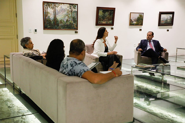 Governador Cláudio Castro concede piso salarial nacional para o magistério do Rio