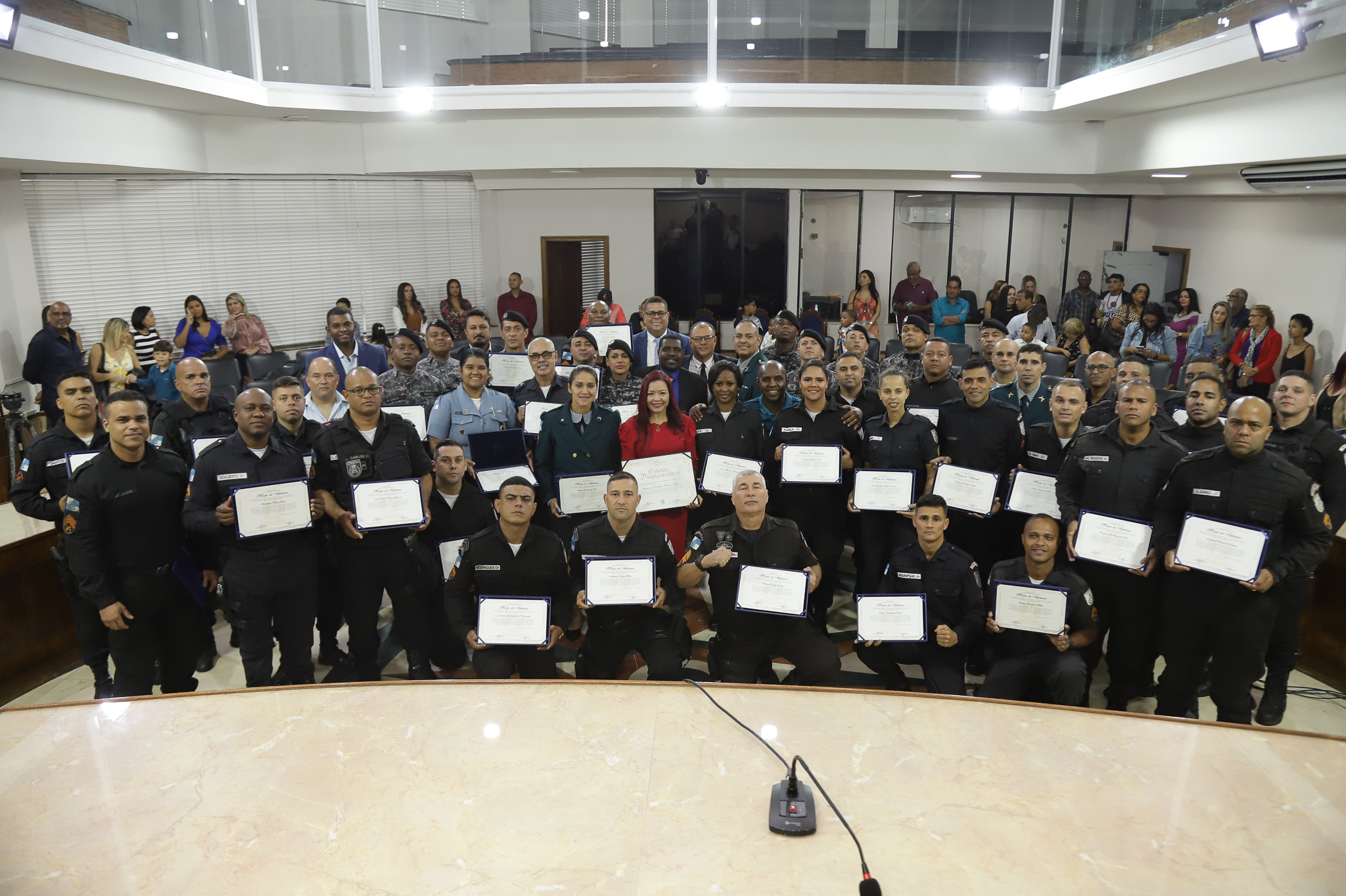 Policiais militares recebem homenagens na Câmara