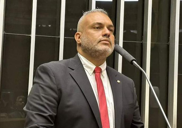 Marcos Tavares defende a permanência de Daniela Carneiro à frente do Ministério