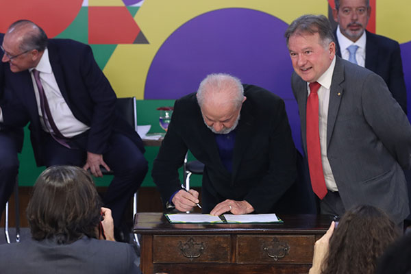 Lula assina medida provisória para taxar fundos de super-ricos