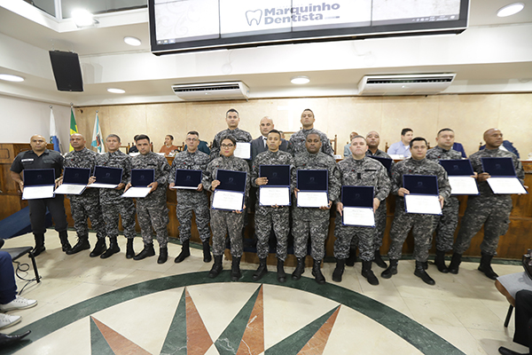Câmara Municipal homenageia cidadãos com entrega de Títulos e Moções