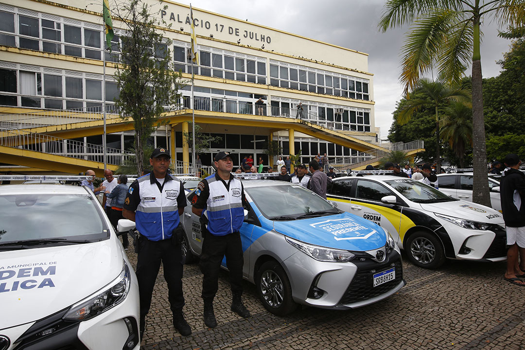 Cláudio Castro entrega novas viaturas para a Polícia Militar em Volta Redonda