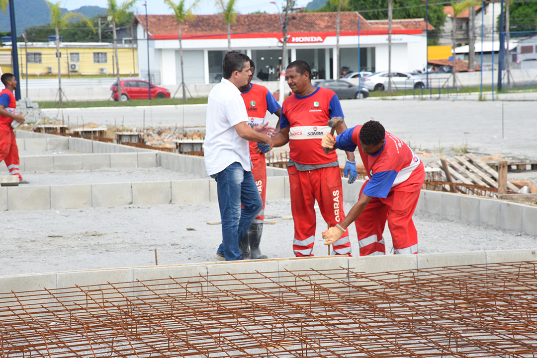 Prefeito de Maricá visita obras da cidade