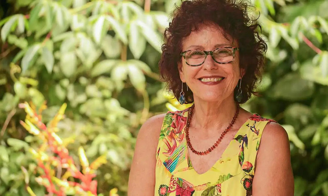 Escritora faz primeiro post após ataque de pitbulls e diz que está bem