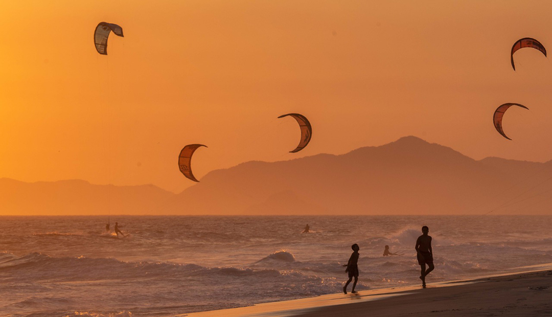 Nova onda de calor se aproxima do estado e praias próprias para banho se tornam refúgio