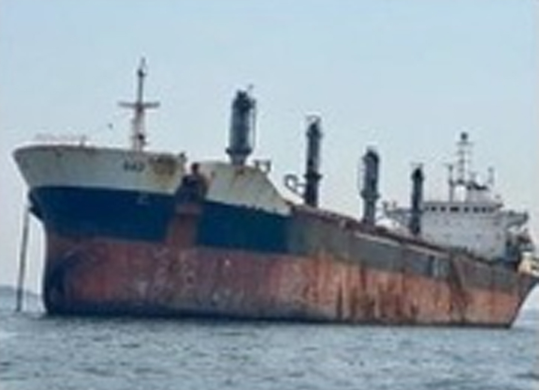 Navio que bateu na Ponte Rio-Niterói em 2022 deixa Rio de Janeiro