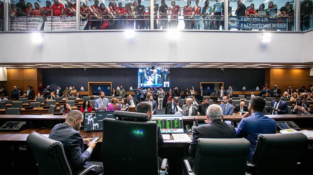Jornal Capital Marcelo Dino vota a favor dos bombeiros e emociona a tropa