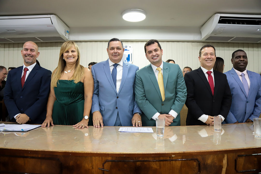 Foto: Art Vídeo/Victor Hugo Prefeito, vice-prefeita e vereadores de Duque de Caxias tomam posse