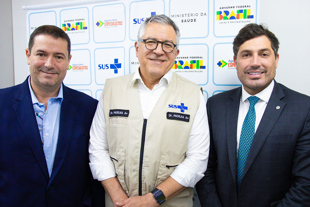 O prefeito Léo Vieira, o ministro Alexandre Padilha e deputado federal Luciano Vieira durante o encontro. Foto: Divulgação/Meriti Léo Vieira anuncia construção de policlínica de 3 mil metros quadrados