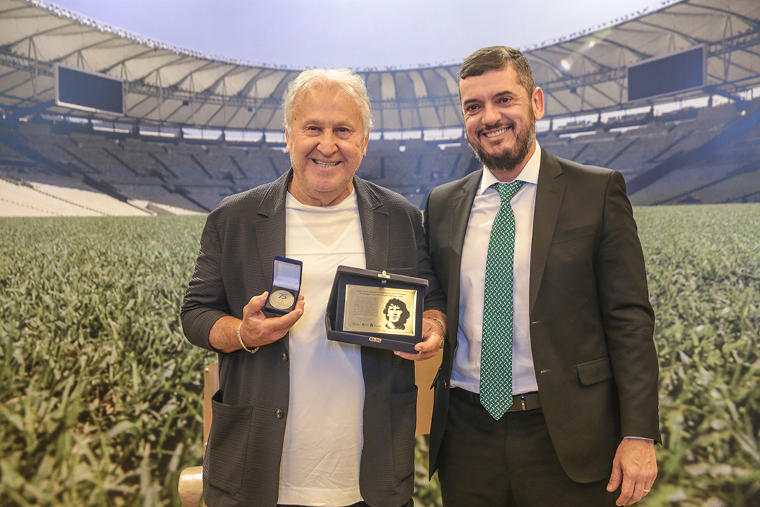 Foto: Alex Ramos/Alerj Zico sugere ao presidente da Alerj a criação de um museu do futebol do estado do Rio