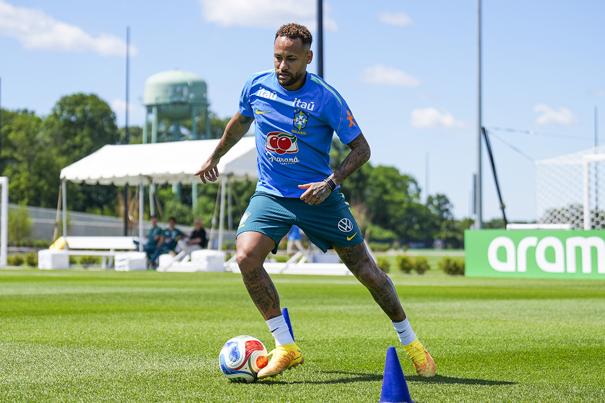 Neymar treina sem restrições pelo segundo dia e se aproxima de estreia na Copa do Mundo contra a Escócia