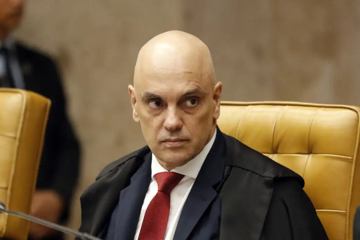 Foto: Bruno Peres/Agência Brasil Alexandre de Moraes suspende visitas do senador Flávio a Bolsonaro na prisão domiciliar