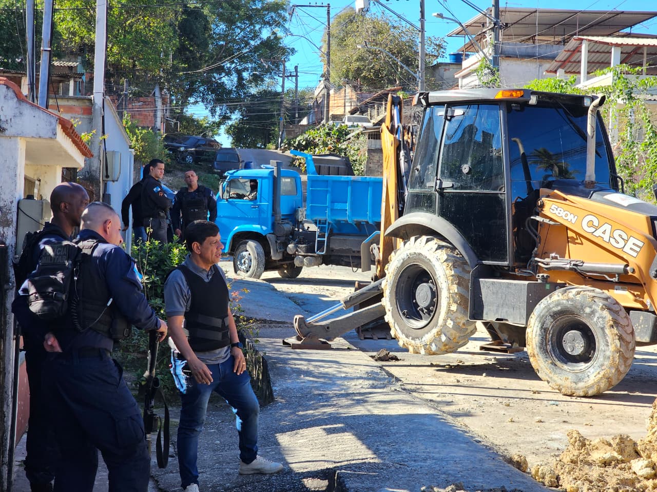 Foto: Evyleen Freitas Deputado Marcelo Dino flagra ação do tráfico e impede instalação de barricada em Duque de Caxias
