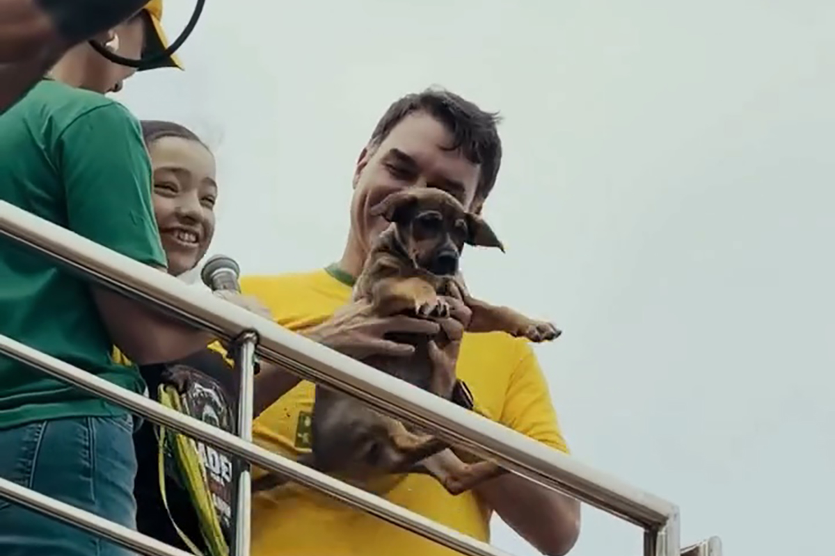 O cãozinho, vítima de maus tratos, foi resgatado na comunidade da Coreia. Na ocasião, o presidente da Comissão de Proteção e Defesa dos Animais da Alerj, deputado Marcelo Dino (Foto), precisou do auxílio de policiais da 53ª DP (Mesquita) para garantir a segurança da equipe e dos protetores voluntários. Foto: Divulgação Cão adotado por Flávio Bolsonaro em ato de campanha foi resgatado em área de risco com apoio policial