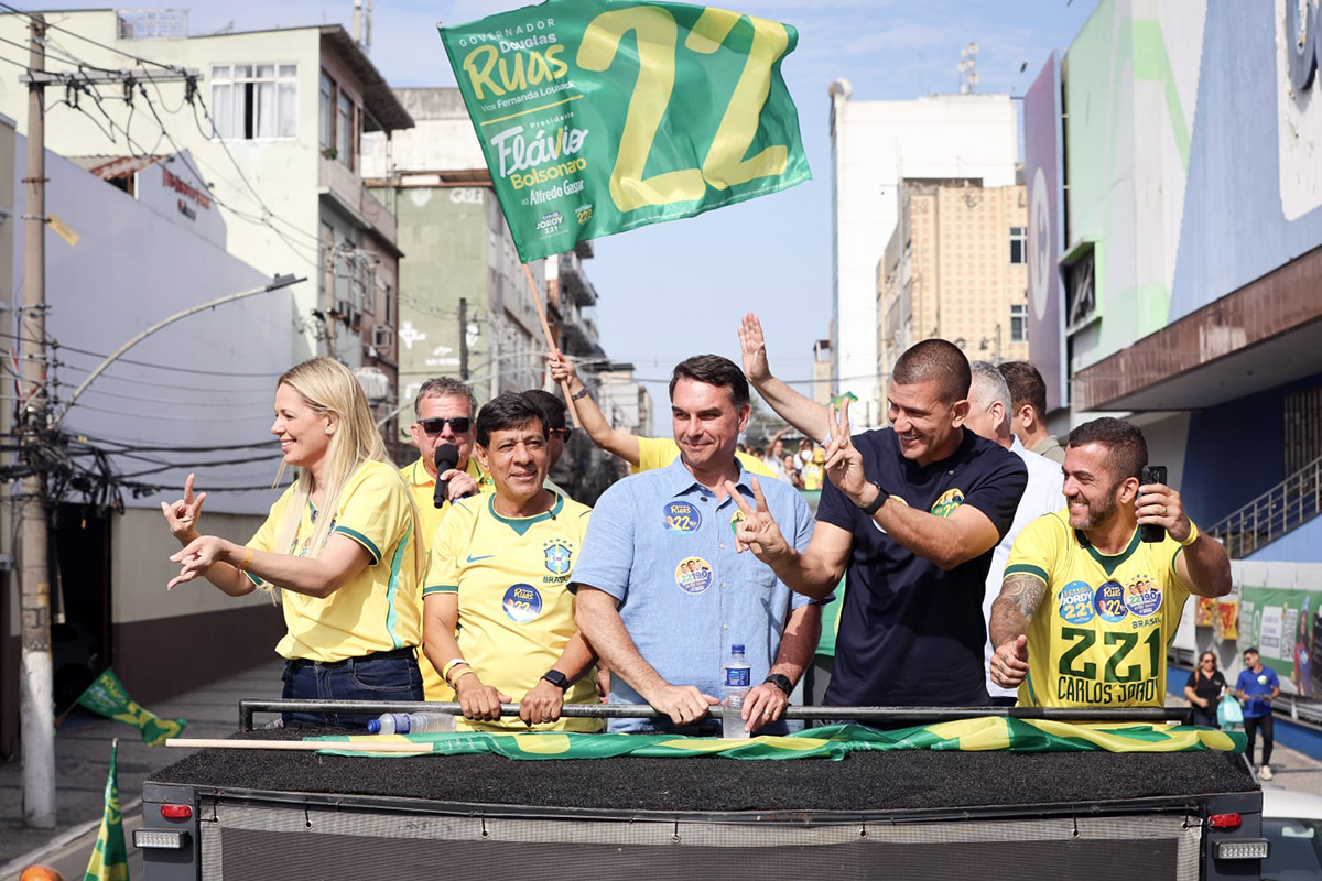 Foto: Divulgação “Quem levanta a bandeira do Eduardo Paes está contra o nosso presidente”, dispara Marcelo Dino em ato com Flávio Bolsonaro