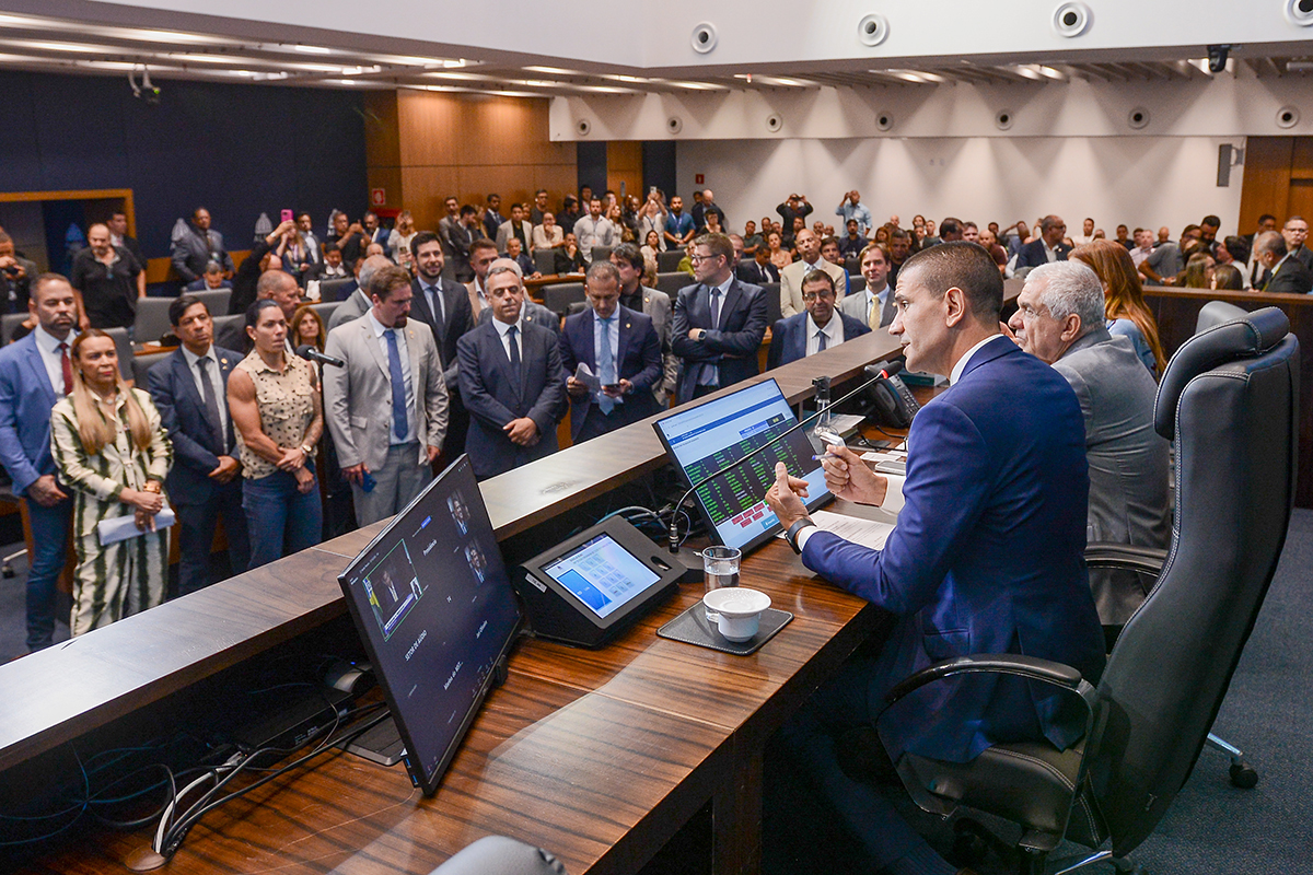 Em 1º discurso como governador eleito, Douglas Ruas defende união entre os Poderes