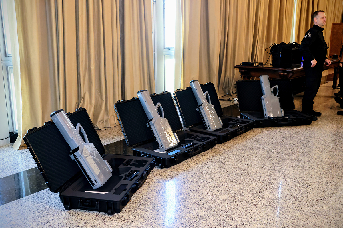 Governo do Rio recebe equipamentos antidrones e ativa novo sistema para bloquear celulares em presídios
