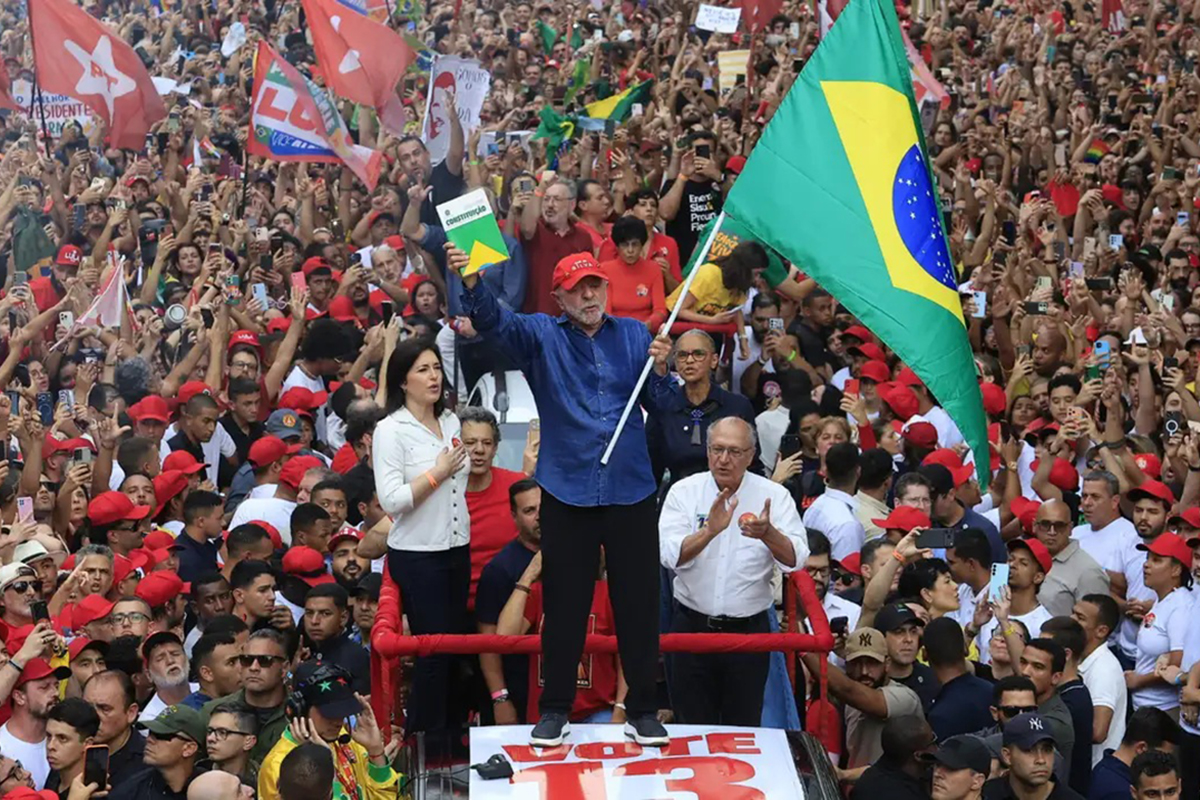 Lula é reeleito presidente do Brasil em virada histórica no segundo turno